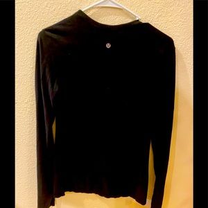 Lululemon black long sleeve top great condition.4